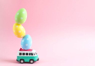 Riga, Letonya - 07 Mart 2019: Hippi otobüste çatı minyatür küçük araba afiş renkli yumurta ile 