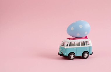 Riga, Letonya - 07 Mart 2019: Hippi otobüste çatı minyatür küçük araba afiş renkli yumurta ile 