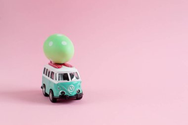 Riga, Letonya - 07 Mart 2019: Hippi otobüste çatı minyatür küçük araba afiş renkli yumurta ile 