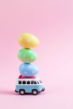 Riga, Letonya - 07 Mart 2019: Hippi otobüste çatı minyatür küçük araba afiş renkli yumurta ile 