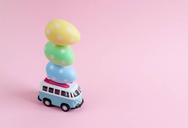 Riga, Letonya - 07 Mart 2019: Hippi otobüste çatı minyatür küçük araba afiş renkli yumurta ile 