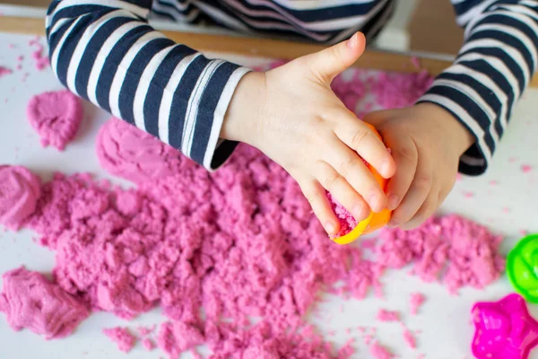 Little Happy Caucasian Girl Jugando Con Pink Kinetic Sand Casa — Foto de Stock