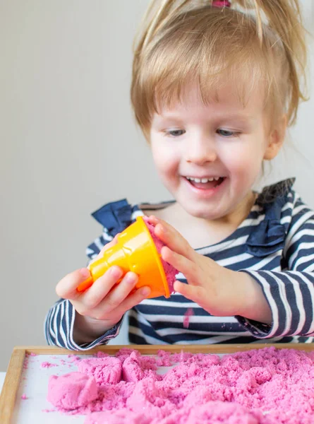 Gelukkig Kaukasische Meisje Spelen Met Roze Kinetisch Zand Bij Home — Stockfoto