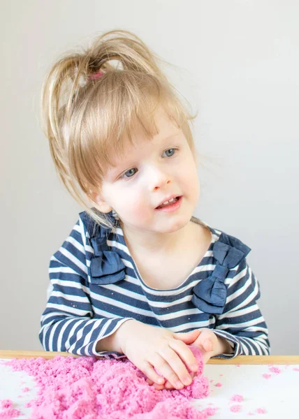 Pequena Menina Branca Feliz Brincando Com Areia Cinética Rosa Casa — Fotografia de Stock
