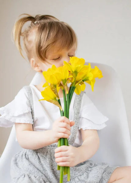 Belle Petite Fille Tenant Bouquet Fleurs Fête Des Mères — Photo