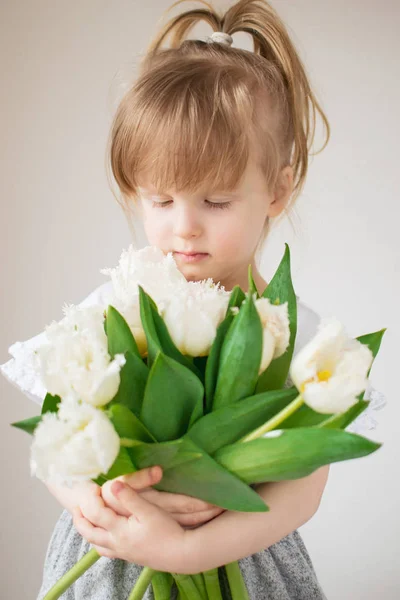 Belle Petite Fille Tenant Bouquet Fleurs Fête Des Mères — Photo