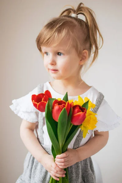 Belle Petite Fille Tenant Bouquet Fleurs Fête Des Mères — Photo