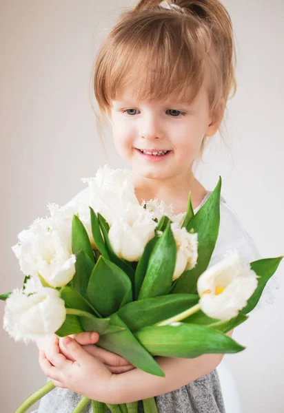 Belle Petite Fille Tenant Bouquet Fleurs Fête Des Mères — Photo