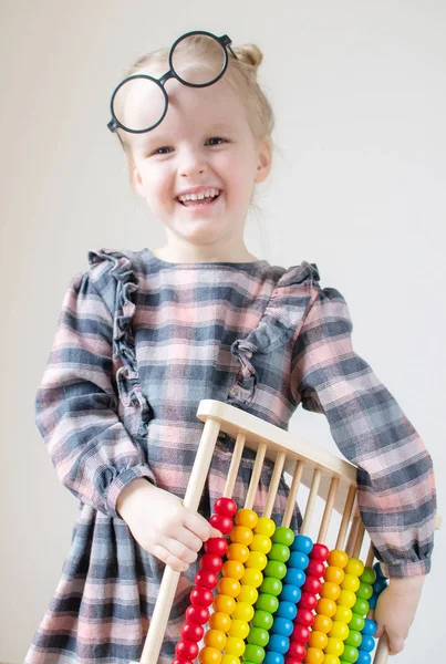 Menina Branca Com Óculos Redondos Pequena Professora Humor Óculos Engraçado — Fotografia de Stock