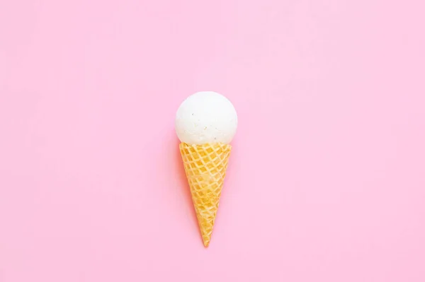 Composición Cono Helado Con Bola Baño Sobre Fondo Rosa Claro — Foto de Stock