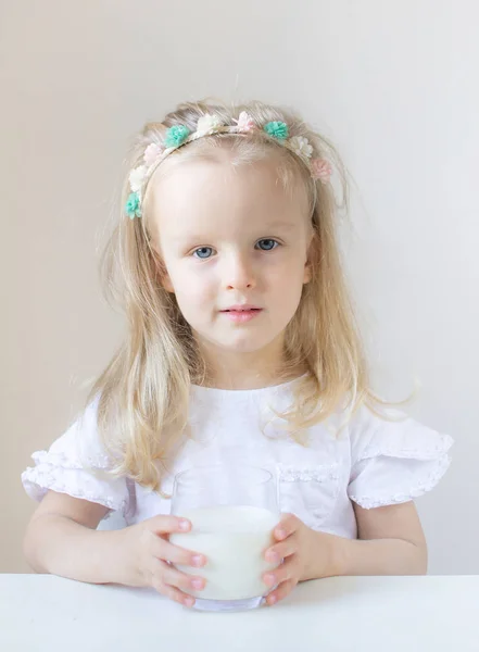 Pequena Menina Loira Beber Copo Leite Com Emoções Diferentes Conceito — Fotografia de Stock