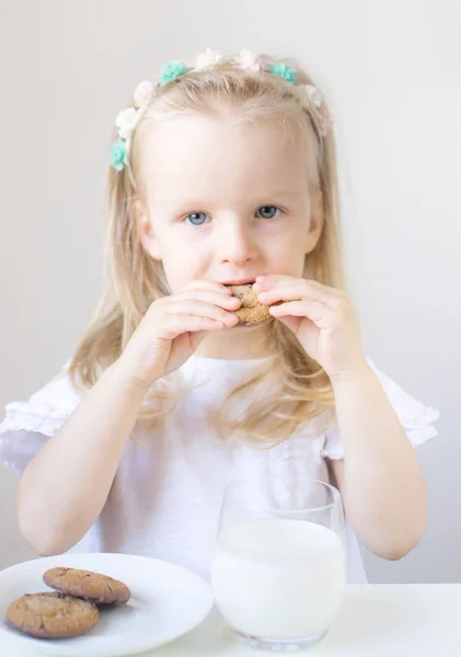 Piccola Ragazza Bionda Bere Bicchiere Latte Con Diverse Emozioni Indoor — Foto Stock