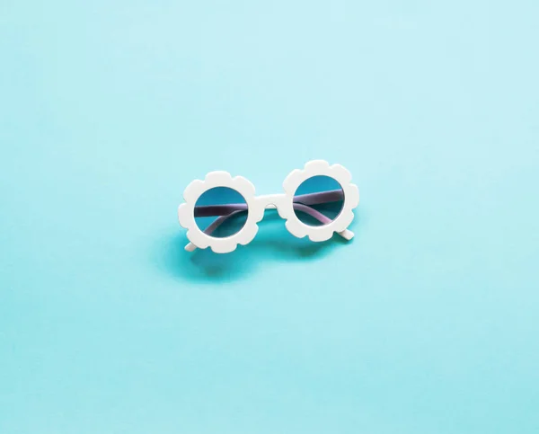 Composición Gafas Sol Blancas Modernas Hojas Tropicales Sobre Fondo Azul — Foto de Stock