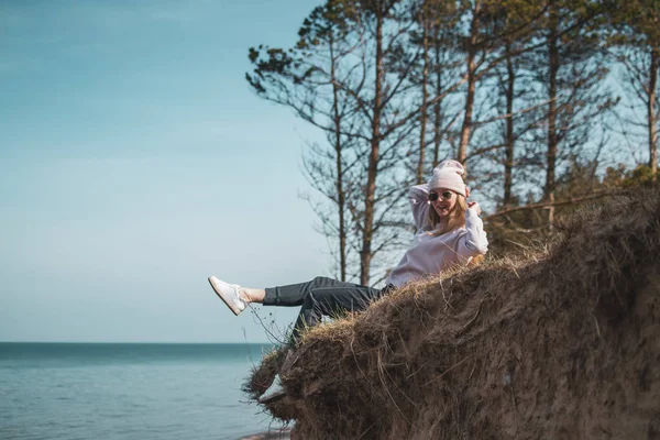 Young Adult Woman Pink Hat Sitting Alone Bluffs Looking Sea — Stock Photo, Image