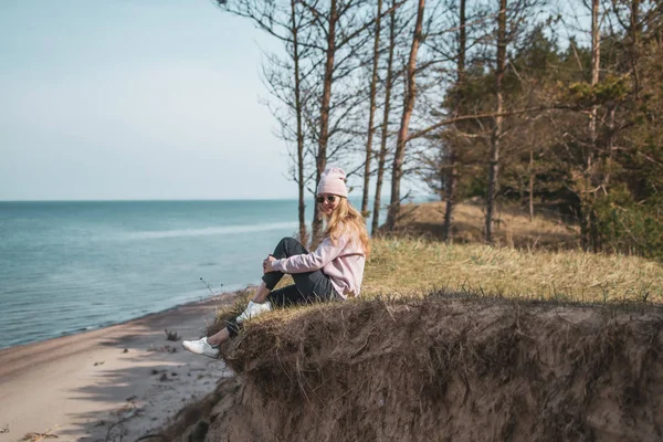 Young Adult Woman Pink Hat Sitting Alone Bluffs Looking Sea — Stock Photo, Image