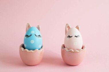 Pembe arka plan üzerinde yakın gözleri ile Paskalya süslenmiş yumurta. Minimal Paskalya tatili konsepti. Metin için kopya alanı ile Mutlu Paskalya kartı, düz yatıyordu 