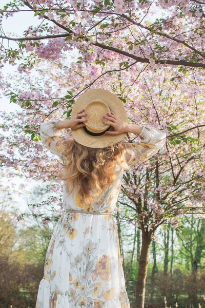 Schöne Schöne Kaukasische Frau Kleid Stehend Posiert Auf Dem Hintergrund — Stockfoto