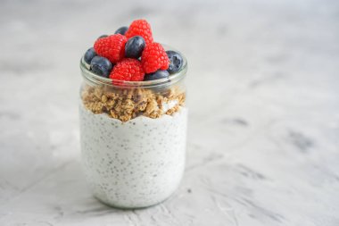 Çilek ve müsli ile Hindistan cevizi Chia tohum puding, vitamin kahvaltı, sağlıklı gıda kavramı, diyet
