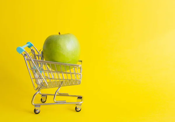 Mini Winkelwagentje Gele Achtergrond Met Fruit Kopieer Ruimte Consumenten Concept — Stockfoto