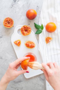 Cam Yaz Sabah İçecek İçecek Ahşap El Sıkacağı Taze Kırmızı Portakal Suyu