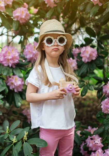 Jolie Petite Fille Aux Lunettes Soleil Blanches Jouant Avec Caméra — Photo