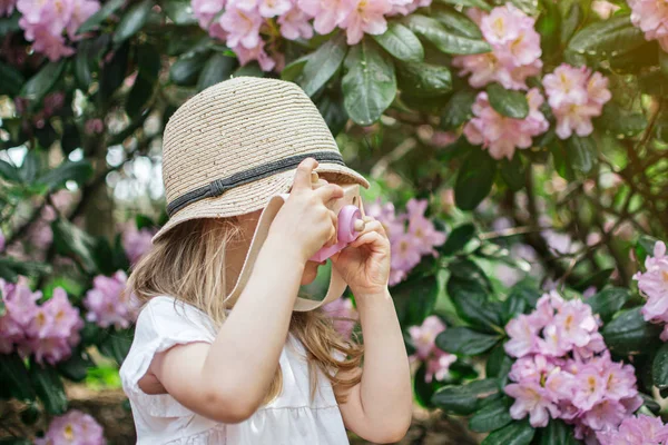 Carino Bambina Occhiali Sole Bianchi Che Gioca Con Macchina Fotografica — Foto Stock