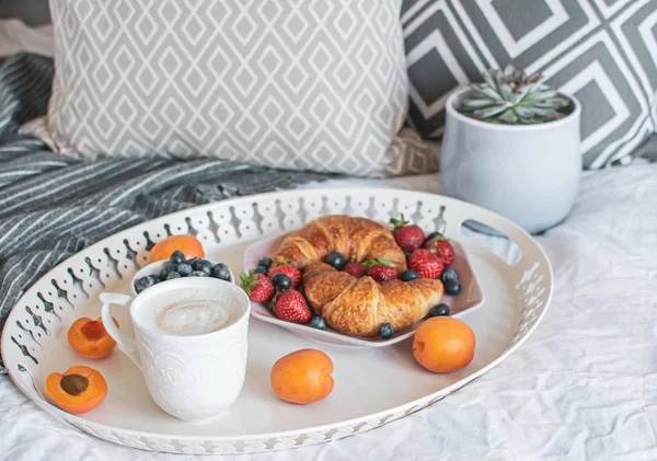 Manhã Café Manhã Cama Xícara Café Croissants Frutas Frescas Panela — Fotografia de Stock