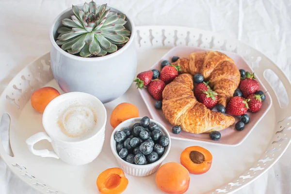 床上的早早餐 一杯咖啡 羊角面包 新鲜的浆果 多汁的锅 健康食品理念 斯堪的纳维亚风格 — 图库照片
