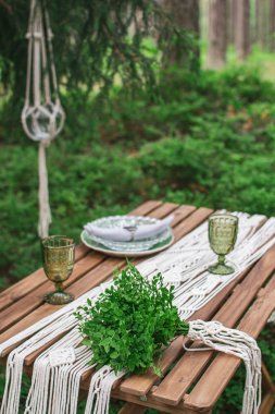 Boho tarzı düğün resepsiyon macrame masa örtüsü ile masa yemek, rustik ahşap masa üzerinde dekorasyon