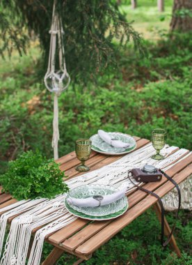 Boho tarzı düğün resepsiyon macrame masa örtüsü ile masa yemek, rustik ahşap masa üzerinde dekorasyon