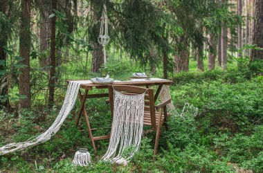 Boho tarzı düğün resepsiyon macrame masa örtüsü ile masa yemek, rustik ahşap masa üzerinde dekorasyon