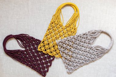 El yapımı macrame alışveriş çantaları. Çevre dostu. Nakış. Modern yaz konsepti