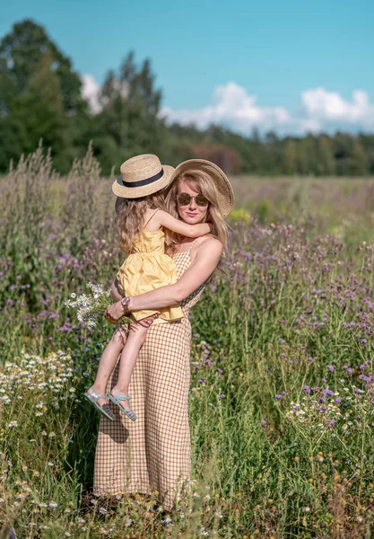 Carina Bambina Con Sua Madre Che Cammina Nel Campo Dei — Foto Stock