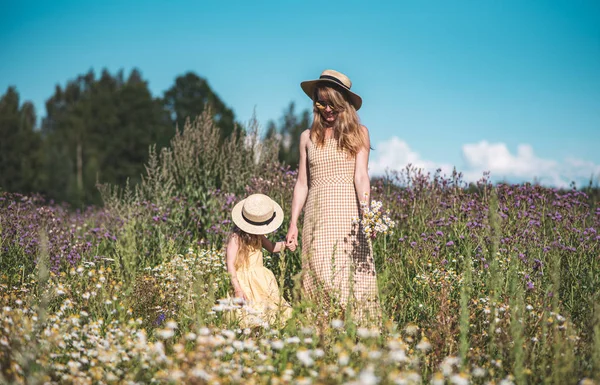Nettes Kleines Mädchen Mit Ihrer Mutter Die Blumenfeld Spaziert Familienlook — Stockfoto