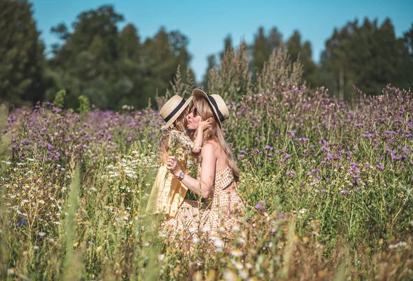 Nettes Kleines Mädchen Mit Ihrer Mutter Die Blumenfeld Spaziert Familienlook — Stockfoto