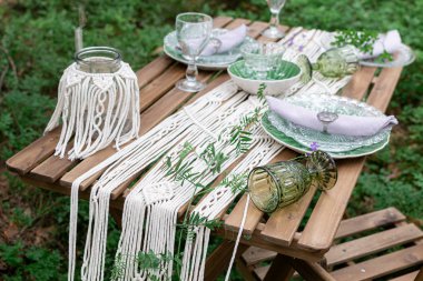 Boho tarzı düğün resepsiyon macrame masa örtüsü ile masa yemek, rustik ahşap masa üzerinde dekorasyon