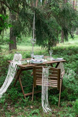 Boho tarzı düğün resepsiyon macrame masa örtüsü ile masa yemek, rustik ahşap masa üzerinde dekorasyon