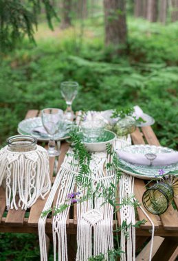 Boho tarzı düğün resepsiyon macrame masa örtüsü ile masa yemek, rustik ahşap masa üzerinde dekorasyon