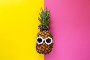 Renkli Arka Planda Beyaz Güneş Gözlüklü Ananas, Yaratıcı Yaz Konsepti