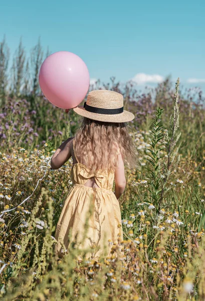 Niedliches Kleines Mädchen Das Blumenfeld Gelbem Kleid Und Hut Spaziert — Stockfoto