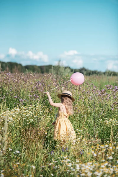 Niedliches Kleines Mädchen Das Blumenfeld Gelbem Kleid Und Hut Spaziert — Stockfoto