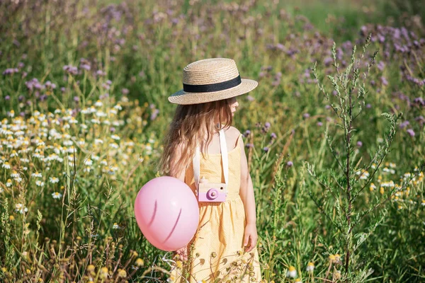 Niedliches Kleines Mädchen Das Blumenfeld Gelbem Kleid Und Hut Spaziert — Stockfoto