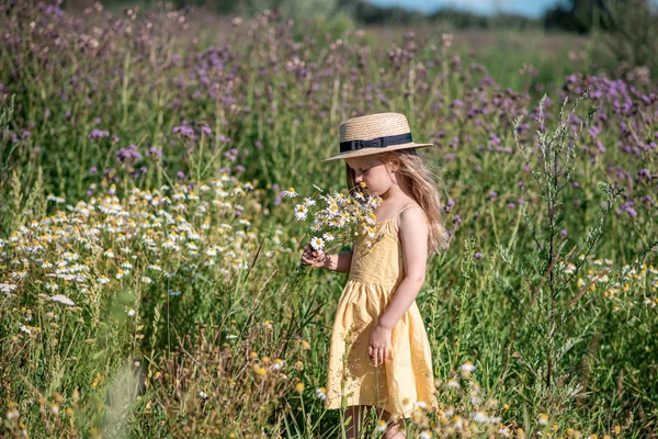 Carina Bambina Che Cammina Nel Campo Dei Fiori Abito Giallo — Foto Stock