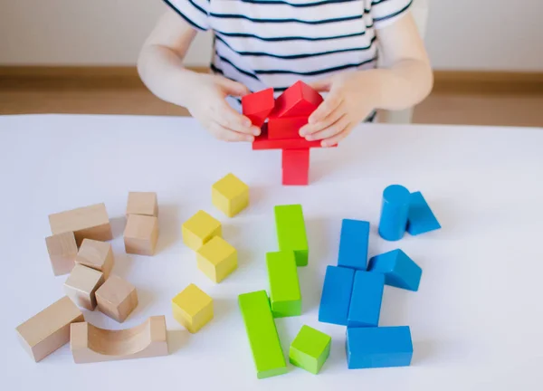 小女孩玩木五颜六色的立方体在家里 早期教育 — 图库照片
