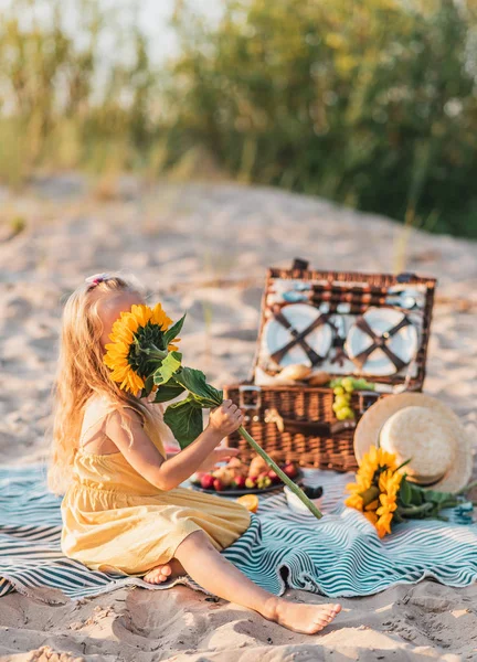 Bambina Con Girasole Picnic Estivo Spiaggia Cesto Legno Con Cibo — Foto Stock