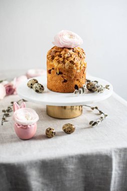 Pasta, yumurta ve çiçekli Paskalya kompozisyonu. Paskalya tatili konsepti