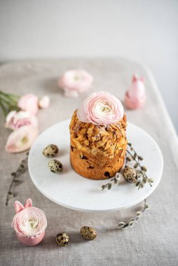 Pasta, yumurta ve çiçekli Paskalya kompozisyonu. Paskalya tatili konsepti