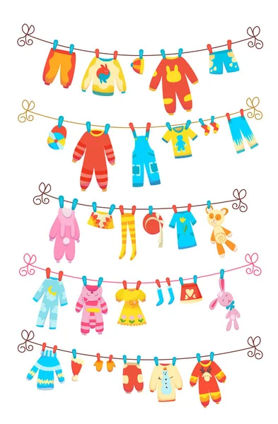 Vários itens de roupas de bebê na corda ilustração vetorial isolado no fundo branco. Lavandaria realizada por estacas de plástico de secagem . — Vetor de Stock