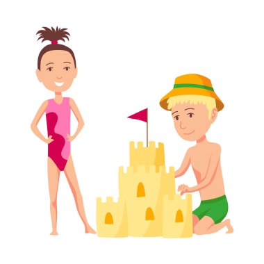 Güneşli güzel bir günde, kumsalda iki çocuk kumsalda mutlu bir kumdan kale inşa ediyorlar.