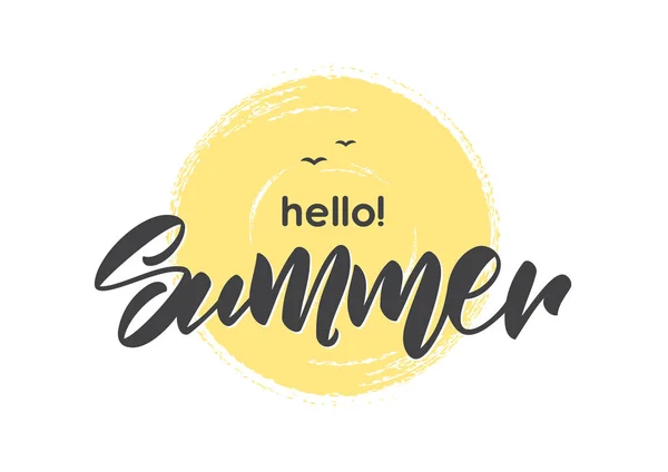 Typu odręczny napis Witaj lato z strony rysowane słońce teksturowanej pędzla — Wektor stockowy